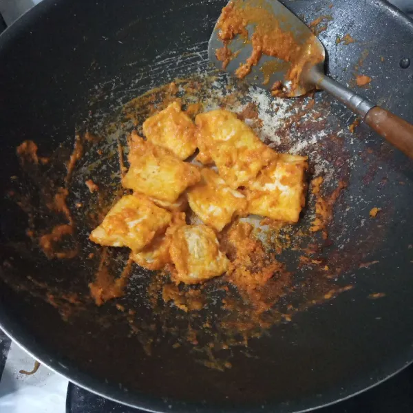 Masak hingga kuah menyusut. 
Tes rasa.