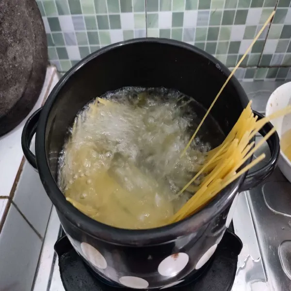 Rebus spaghetti hingga empuk, kemudian tiriskan air nya.