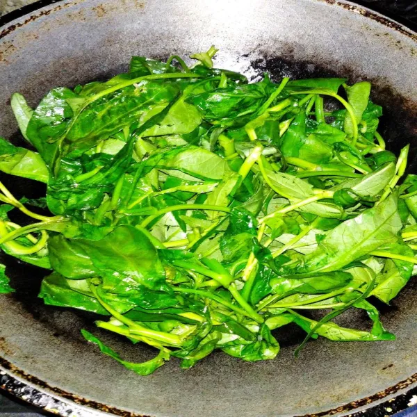 Masukkan kangkung.