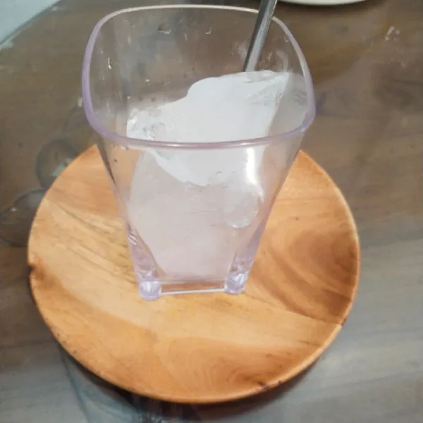 Kemudian siapkan es batu secukupnya ke dalam gelas