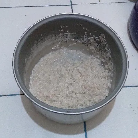 Cuci bersih berasnya.