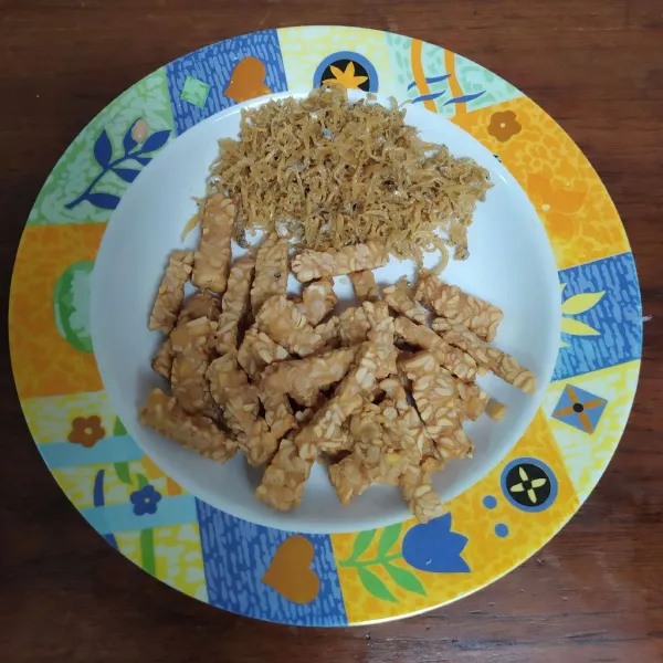 Goreng tempe dan ikan teri medan, sisihkan.