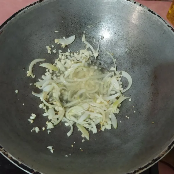 Tumis bawang bombay dan bawang putih hingga harum.