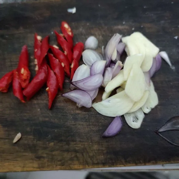 Iris cabe, bawang putih, bawang merah, kemudian sisihkan.