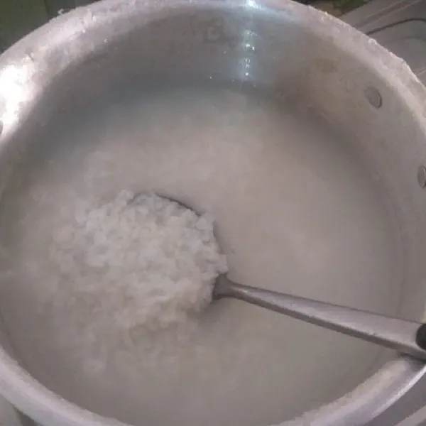 Masukkan jahe, jagung, dan beras. Masak hingga menjadi bubur dan sesekali di aduk agar tidak lengket di panci.