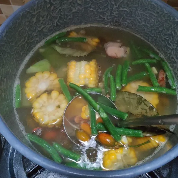 Panaskan air, masukkan terlebih dahulu lengkuas, daun salam, asam jawa. 
Masak hingga kuah mendidih, kemudian masukkan buah melinjo, masak selama 10 menit. 
Lalu masukkan sayur manisa, kacang panjang dan jagung. 
Urutan masukkan sayuran yang keras terlebih dahulu agar matang merata.