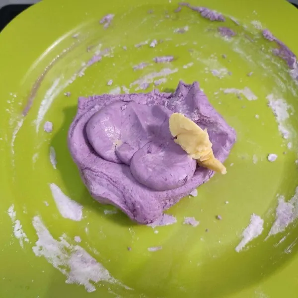 Kemudian masukkan butter, uleni kembali hingga kalis.