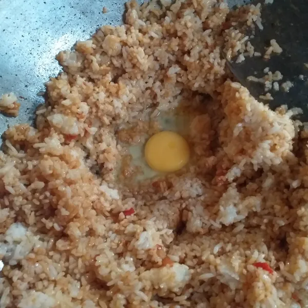Buat lubang di tengah nasi ceplok telor biar sebentar lalu aduk rata denagn nasi .