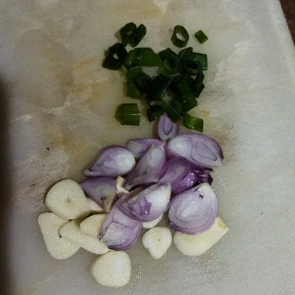 Iris bawang merah, bawang putih dan potong-potong daun bawang. Sisihkan dahulu.