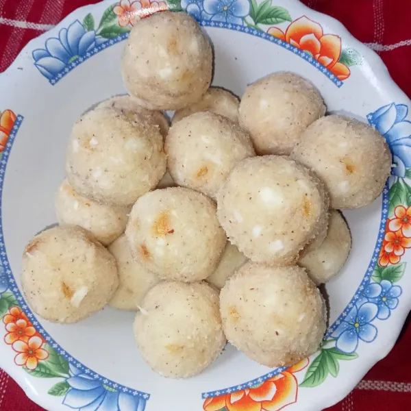 Ambil adonan secukupnya dan bentuk bulat.