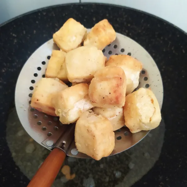 Goreng tahu hingga kecokelatan lalu angkat, tiriskan.