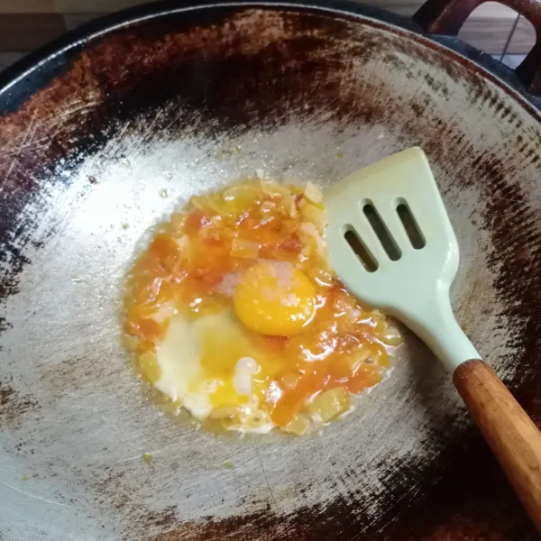 Masukkan telur, garam, kaldu bubuk dan lada bubuk.