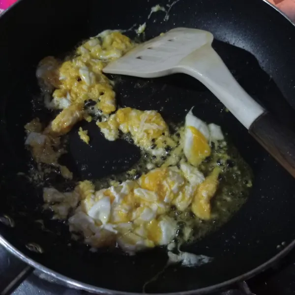 Buat telur orak-arik, pinggirkan lalu masukkan cincangan bawang putih, masak sampai harum.