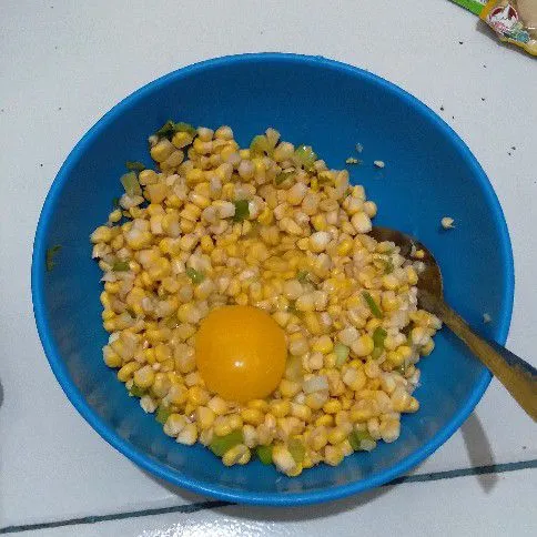 Masukkan telur dan aduk rata kembali.