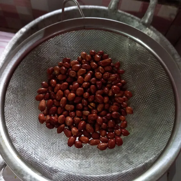 Goreng kacang tanah.