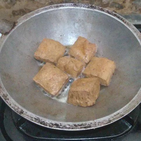 Goreng tahu pong.