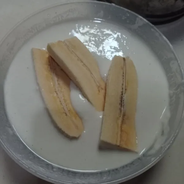 Celupkan potongan pisang ke adonan tepung.