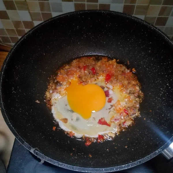 Masukkan 1 butir telur ayam, aduk orak-arik, masak hingga telur matang.