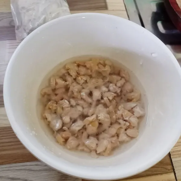Hancurkan tempe, lalu rendam dengan air garam selama 5 menit. Kemudian tiriskan.