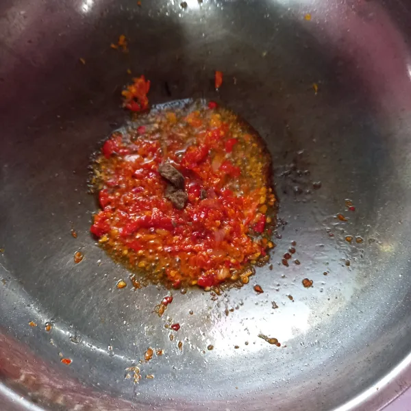 Tumis bumbu masukkan terasi, aduk-aduk.