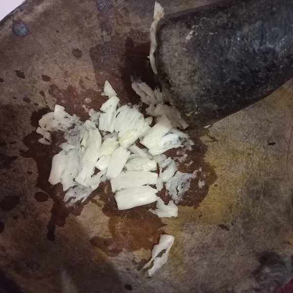 Siapkan bahan urab, haluskan bawang putih, campurkan ke dalam kelapa, tambahkan garam secukupnya, kemudian kukus bersama singkong.