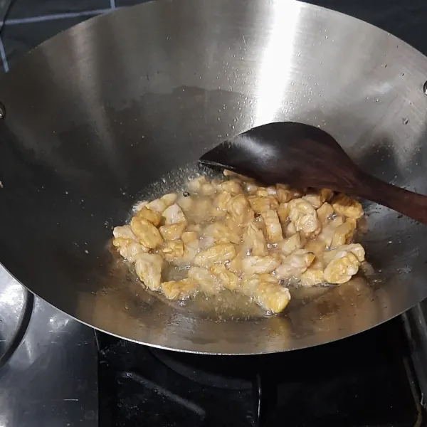 Goreng matang tahu dan tempe, kemudian sisihkan.