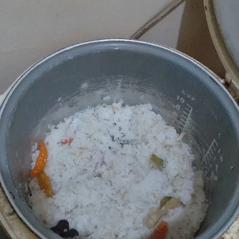 Masak di rice cooker hingga matang, kemudian siap disajikan.