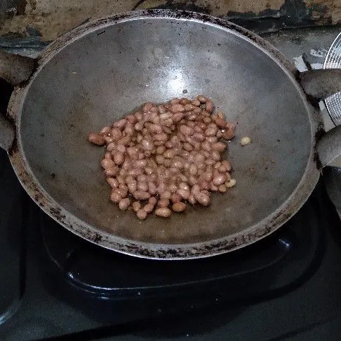 Goreng kacang tanah hingga matang