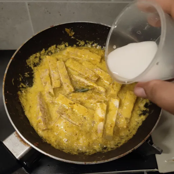 Masak hingga bumbu meresap ke tempe, kemudian beri larutan tepung maizena.