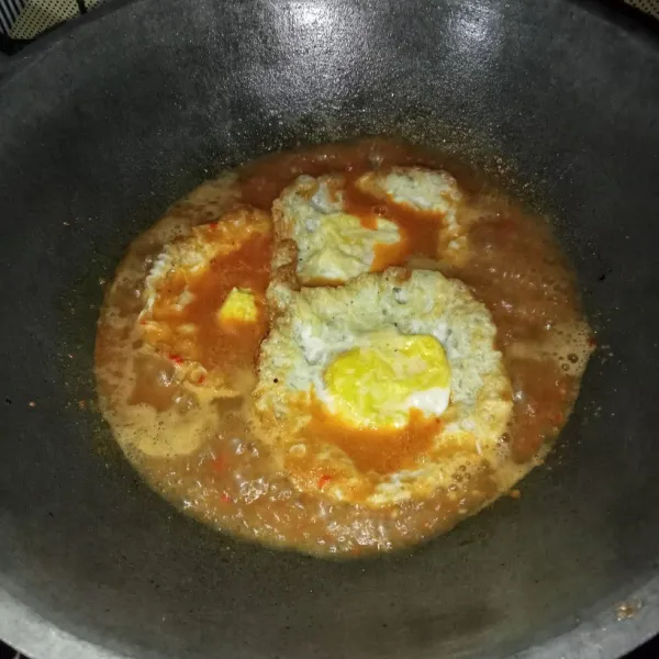 Setelah mendidih masukkan telur ceplok.