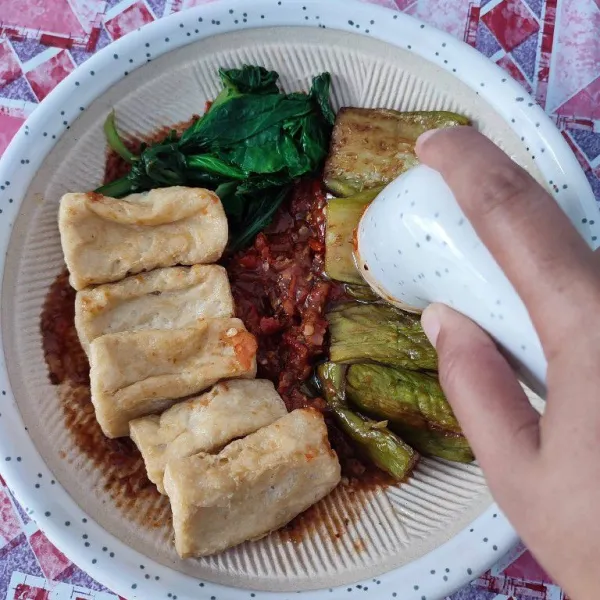 Penyet terong dan tahu dengan sambal. Sajikan dengan nasi hangat.