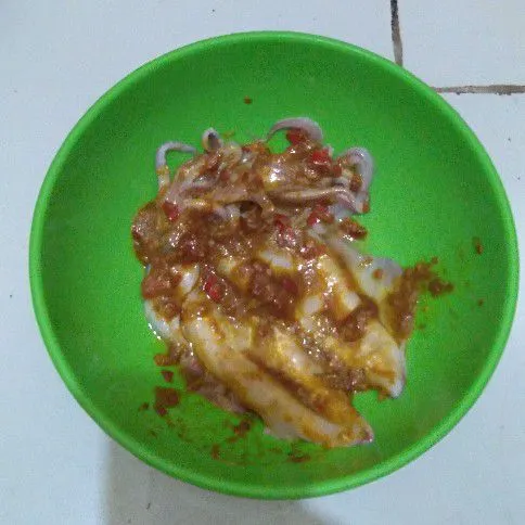 Marinasi cumi dengan bumbu selama 30 menit.