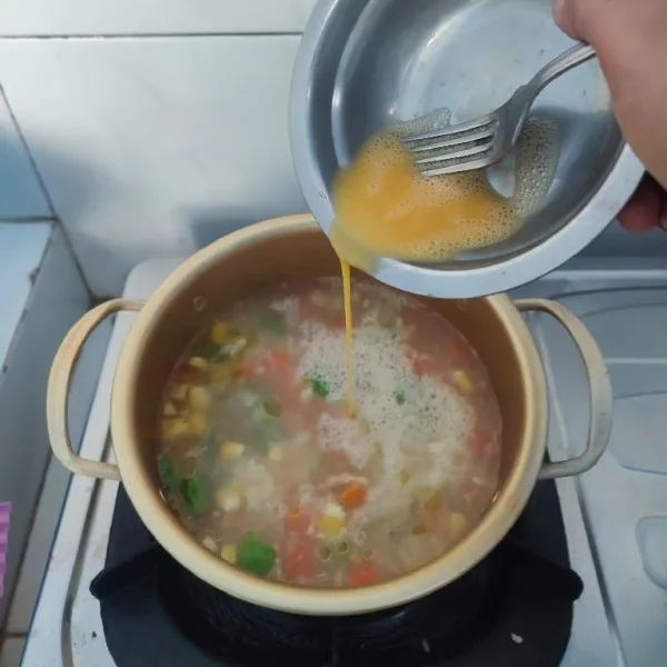 Tambahkan sisa air, rebus hingga mendidih. Masukkan telur ayam kocok.