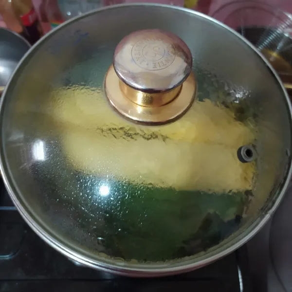 Alasi kukusan dengan daun pisang yang diolesi minyak. 
Letakkan eggroll lalu kukus selama 20 menit.