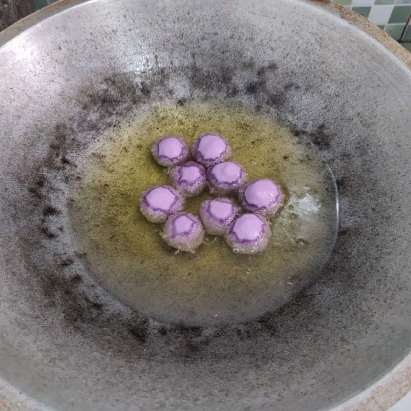 Panaskan minyak goreng, setelah minyak panas kecilkan api.
Lalu masukkan adonan chapssal.