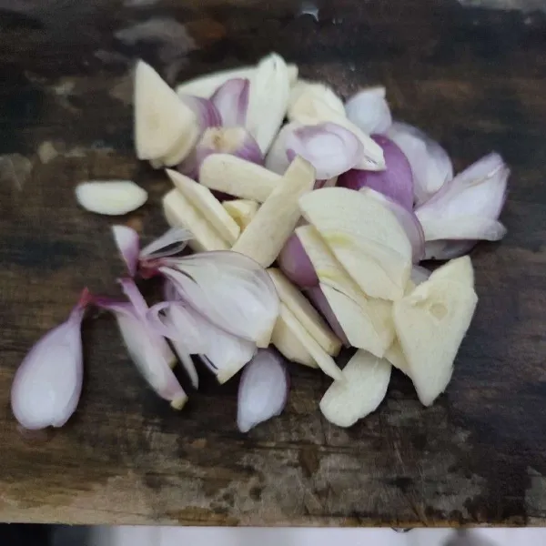 Iris bawang merah dan bawang putih.