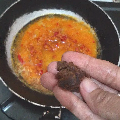 Tambahkan air, garam, dan gula merah, kemudian masak hingga air asat.