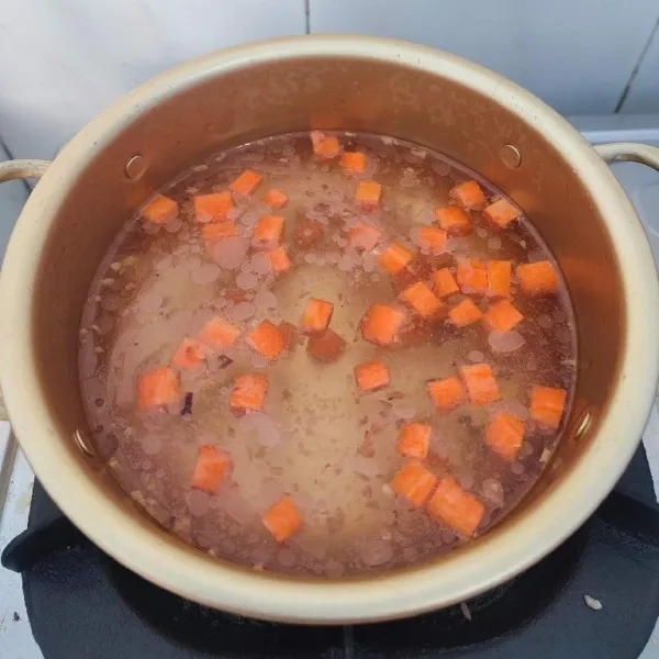 Masukkan wortel, rebus sampai empuk.