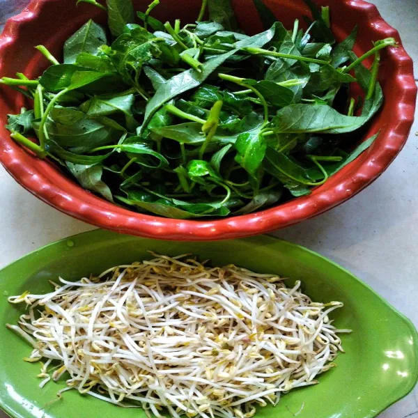 Cuci bersih kangkung dan kecambah.