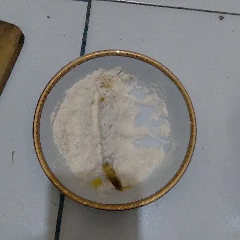 Gulingkan pada tepung lagi.