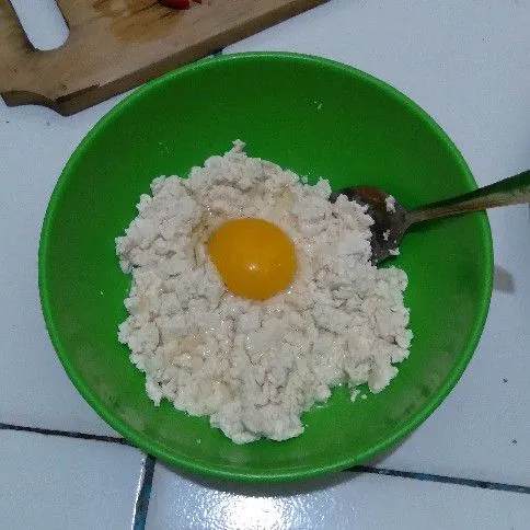 Tambahkan telur dan aduk rata.