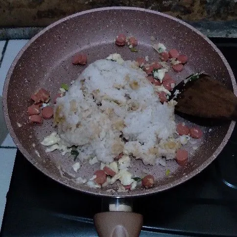 Kemudian masukkan nasi dan masak semua hingga tercampur rata. Masak hingga matang
