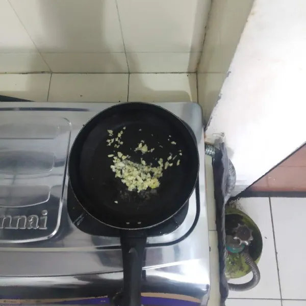 Tumis bawang putih sampai harum.