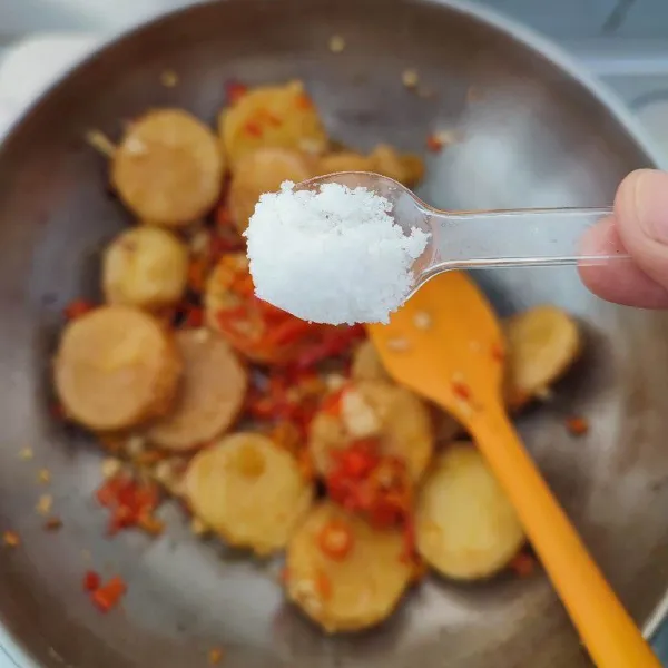 Bumbui dengan garam, gula, merica bubuk dan kaldu jamur. 
Aduk rata dan koreksi rasa.