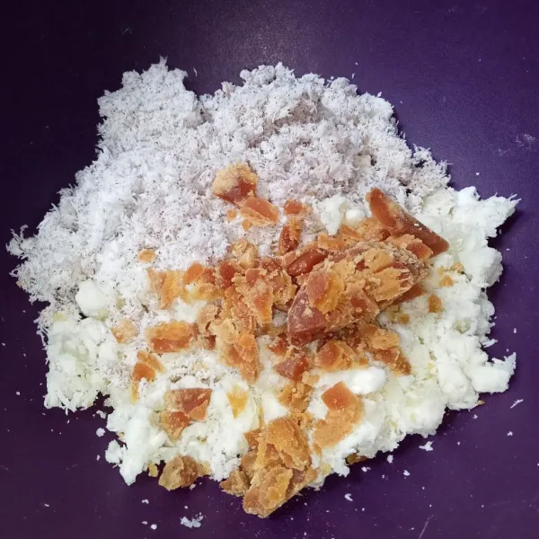 Campur semua bahan utama dan aduk hingga tercampur rata.