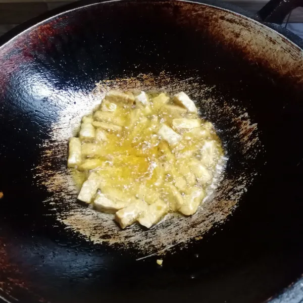 Goreng tempe sampai matang. Angkat dan tiriskan.