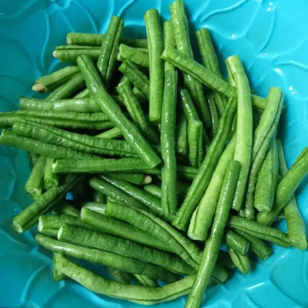 Potong-potong kacang panjang dan cuci bersih.