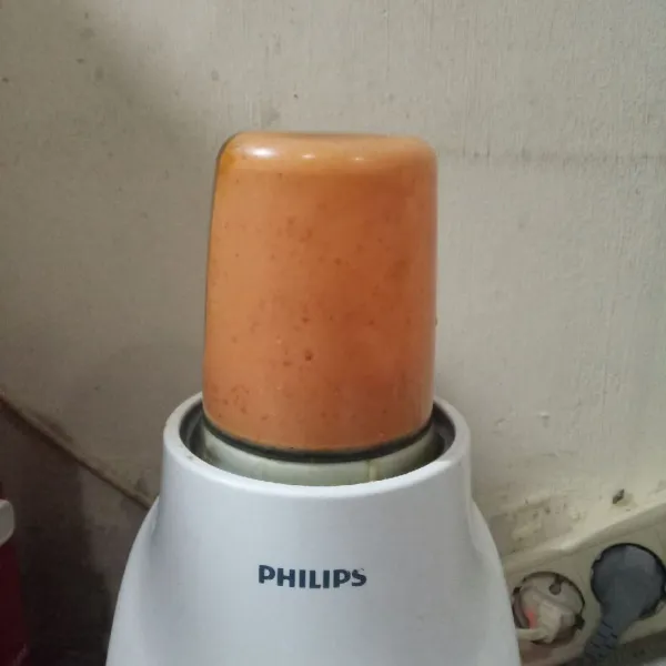 Blender semua bahan bumbu halus.