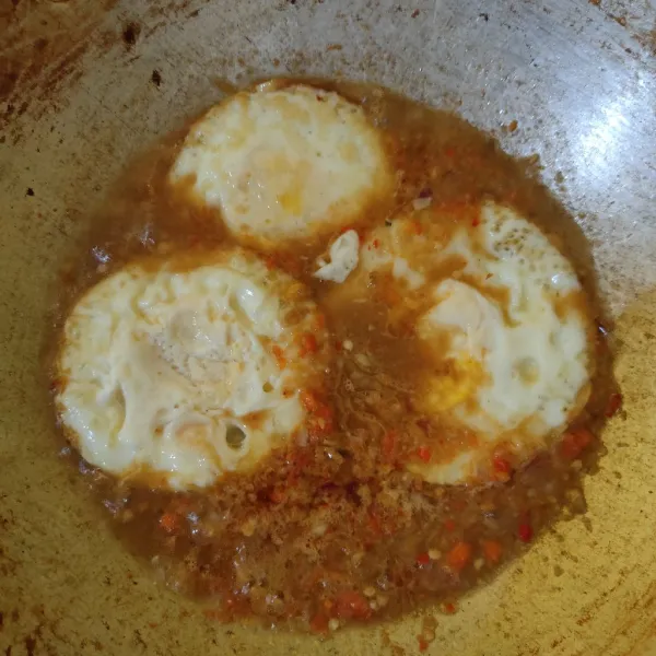 Masukkan telur, aduk rata.