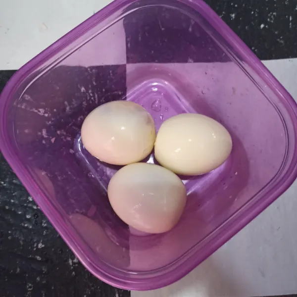 Didihkan air, beri garam dan cuka lalu masukkan telur. 
Rebus hingga kematangan sesuai selera. 
Kemudian kupas.